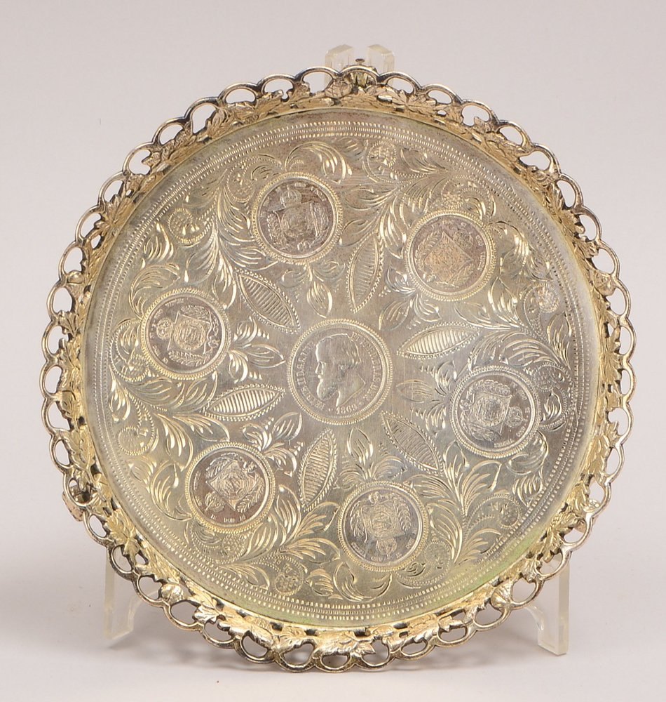 Kl. Serviertablett, Silber, mehrf. punz./Tremolierstrich, mit 7x 'Reis'-Münzen; Gew. 375 g