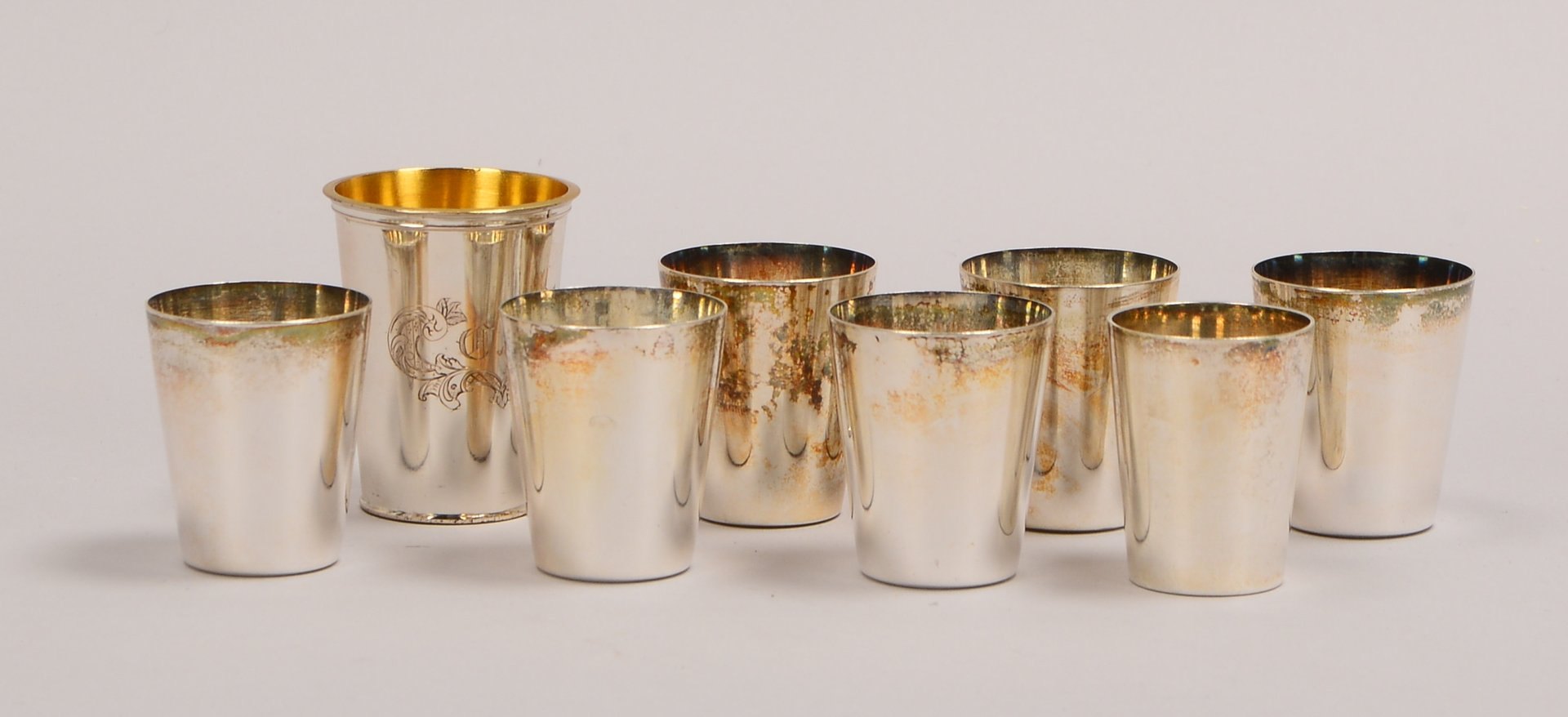 8 Schnapsbecher, versch. Silbergehalte: 6x dekorgleich, 1x mit Innenverg.; Gew. 162 g