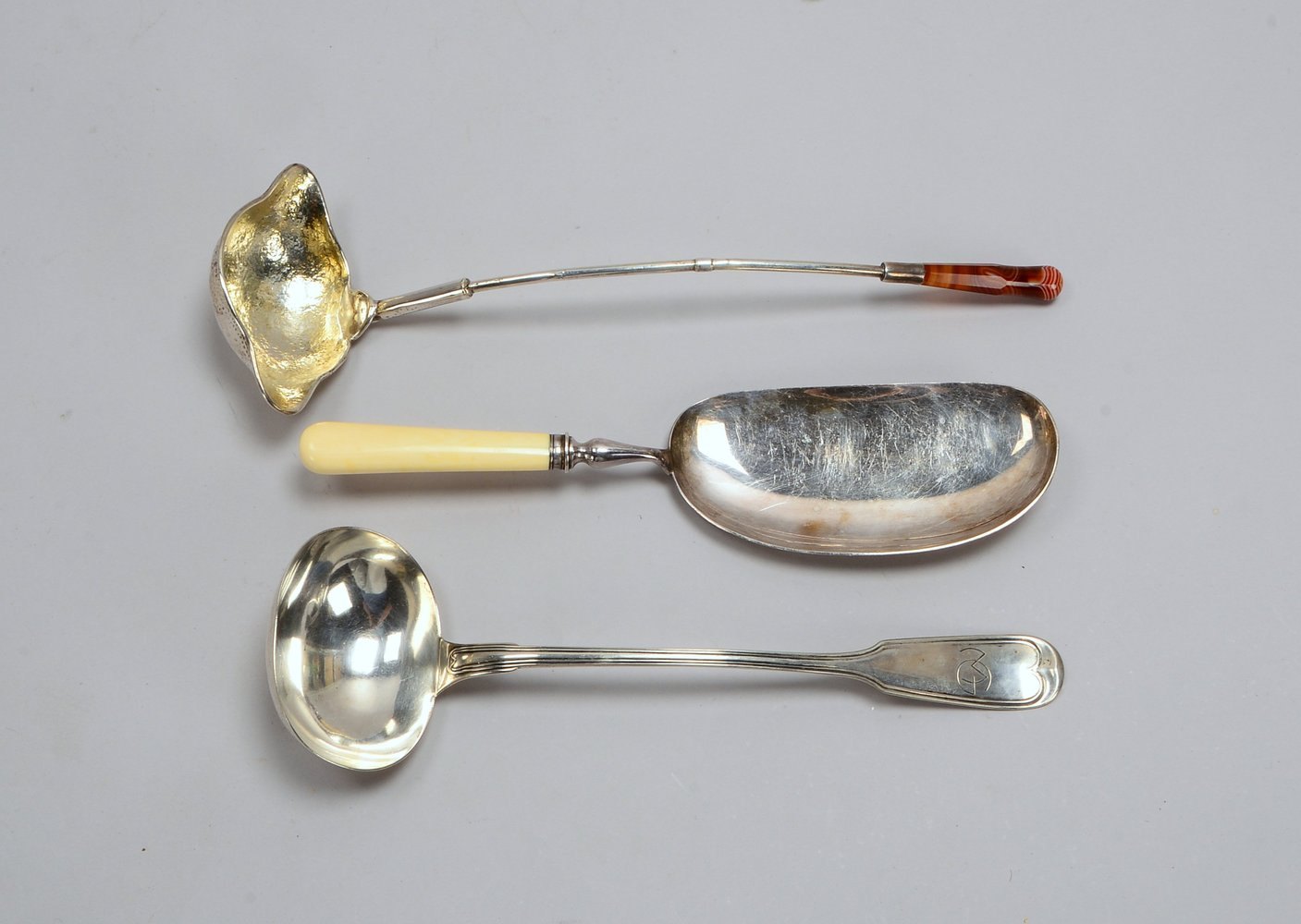 2x Schöpfkellen, Silber/1x mit Achatgriff, Gew. zus. 280 g, und 1 Heber ('Plated')