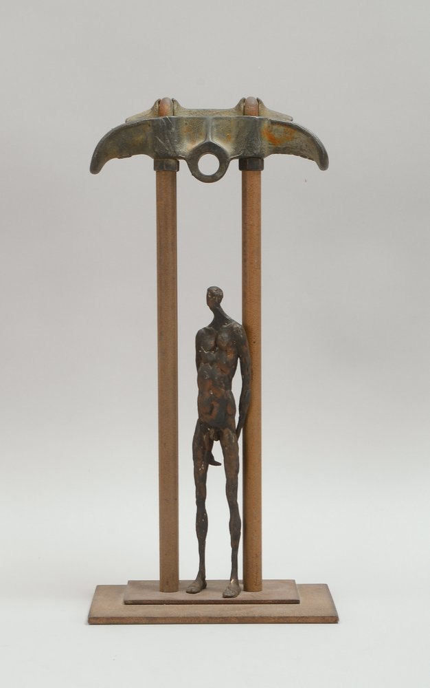 Martin, Roland, 'Wartender am Unterstand', Bronze und Eisen, sign./dat.; Höhe 42 cm