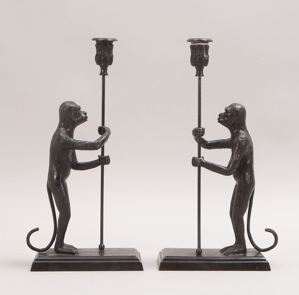 Paar figürl. Kerzenhalter, 'Stehender Affe mit Laterne/Standleuchter', Bronze, unsign.