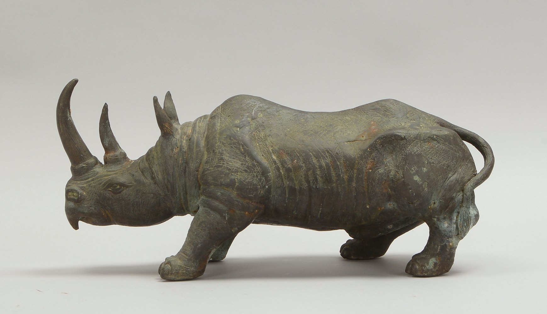 Bronzeskulptur, 'Nashorn' - detailr. naturalist. Ausf., unsign.; Höhe 19,5 cm, Länge 42 cm