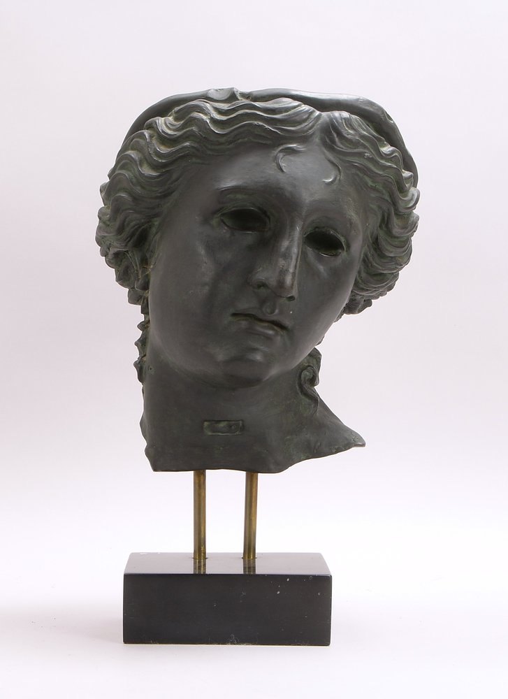 Antikis. Skulptur, 'Frauenkopf - Aphrodite', Steinmasse bronziert, auf Marmorsockel