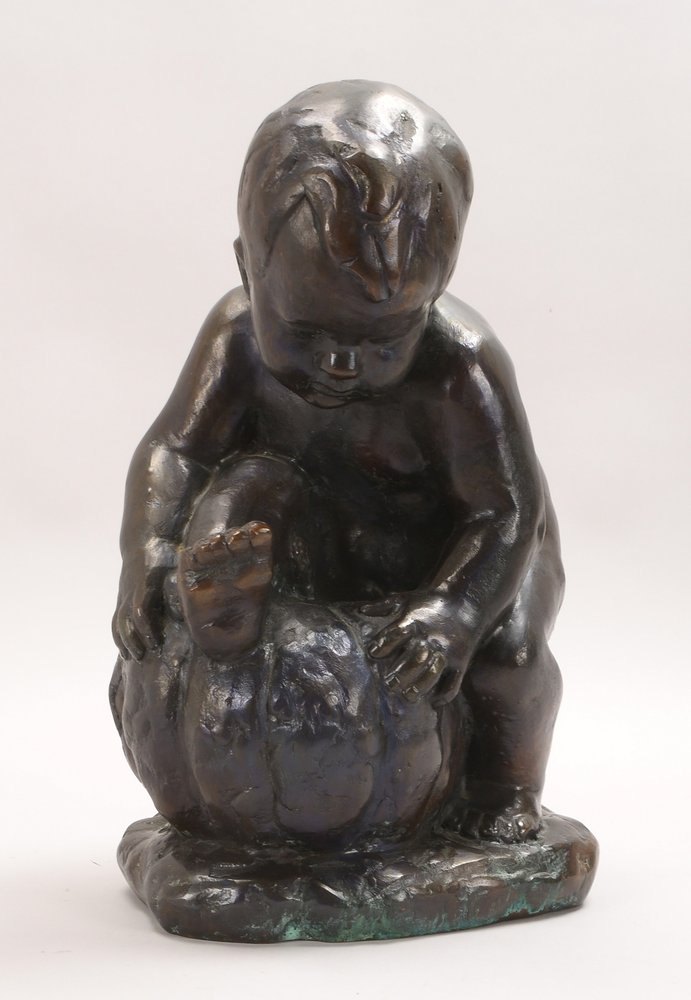 Bronzeskulptur, 'Spielendes Kind mit Kürbis', unsigniert; Höhe 45 cm