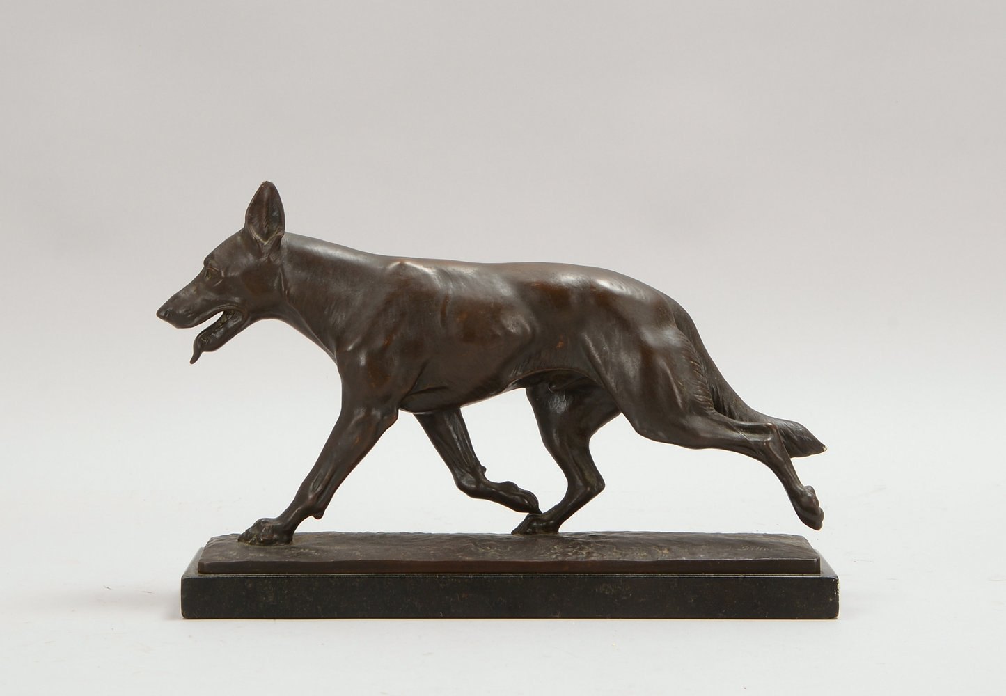 Diller, Fritz, Bronzeskulptur, 'Deutscher Schäferhund', auf der Plinthe sign., auf Marmorsockel