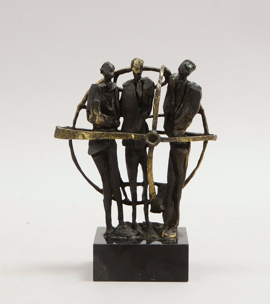 Bronze, 'Im Fadenkreuz der Welt' (3 Männerfig. hinter Weltkugel-Gitter), auf Marmorsockel