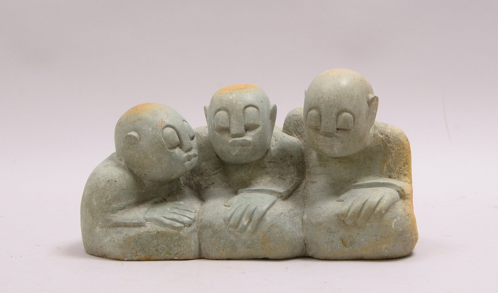 Naturstein-Skulptur, 'Drei Freunde', handgeschlagen; Höhe ca. 19 cm, Breite 34 cm