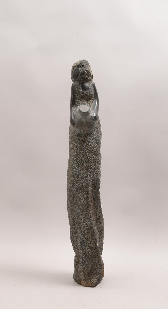 Steinskulptur (wohl Granit), 'Stehende Frau mit großem Tongefäß'; Höhe 74 cm