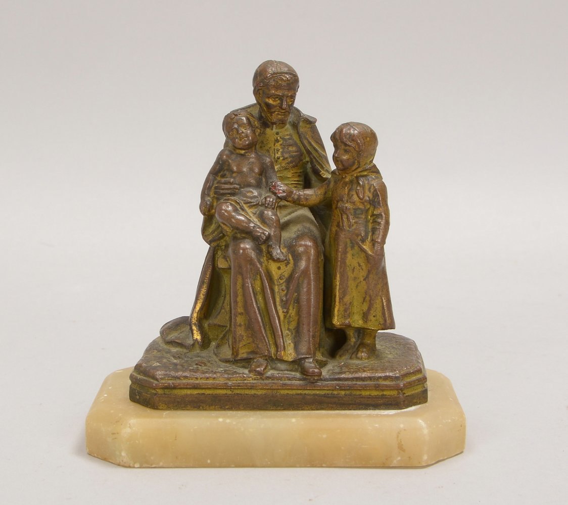 Bronzeskulptur, 'Kirchenoberhaupt mit 2 Kindern', auf Alabastersockel, rückseitig sign.