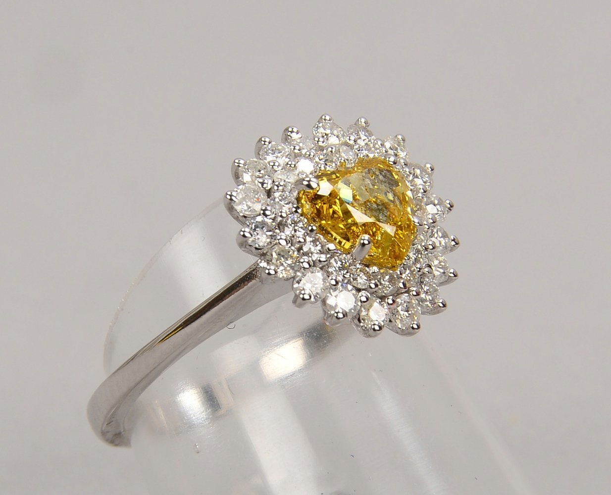 Ring, 585 WG (gest.), mit Diam./ca. 1,0 ct, 'P1', und 36x Brill./zus. 0,68 ct, 'G-I'/'P'