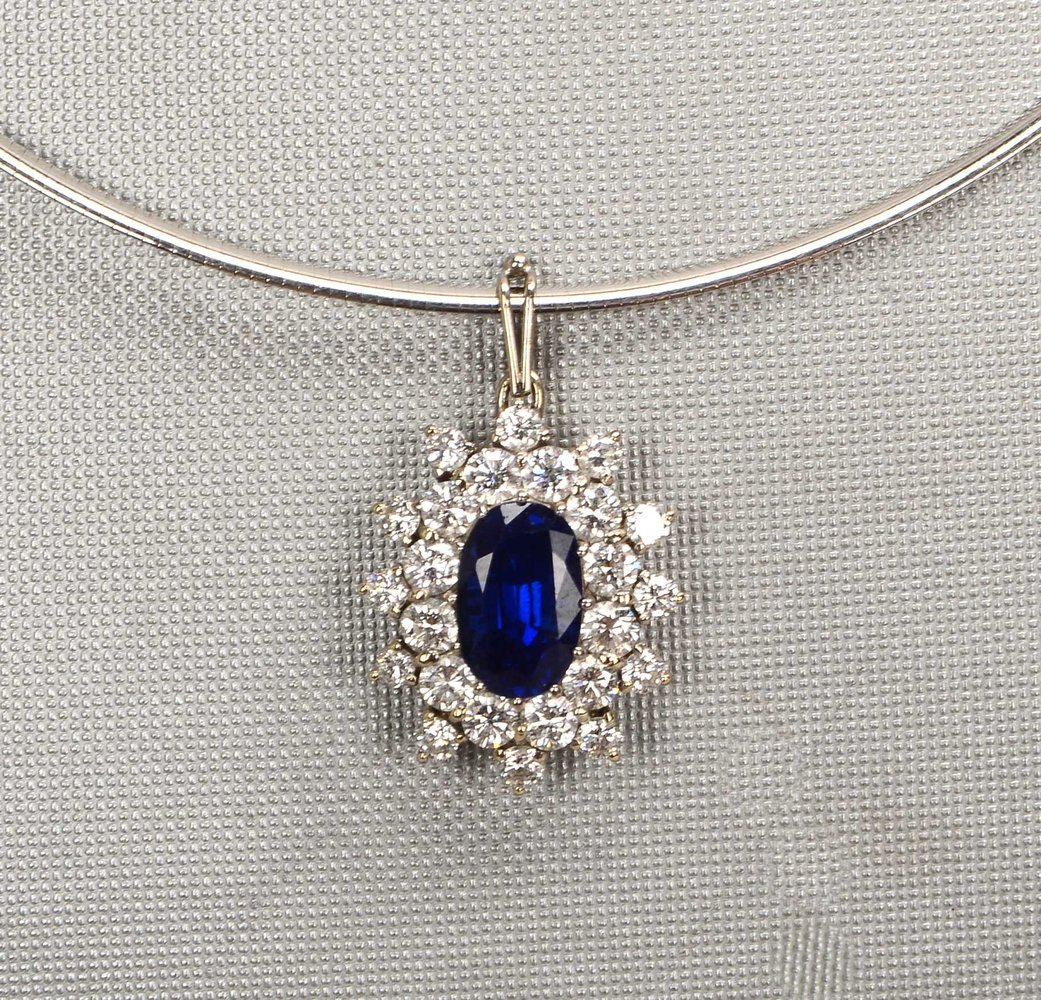 Collier, 750 WG (gepr.), Anh. mit Saphir/ca. 2,7 ct und 24x Brill./zus. ca. 1,64 ct, 'Tw-Vvsi'