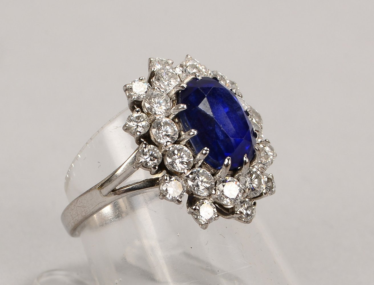 Ring, 750 WG (gest.), mit Saphir/ca. 4,94 ct und 24x Brill./ca. 1,76 ct, 'Tw-Vvsi'; RG 55