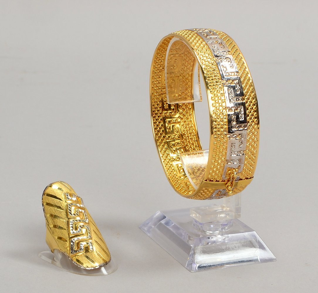 Schmuckset, 585 GG/WG (gest.), mit Mäander-Bordüre: Armreif und Ring; Gew. 14,50 g
