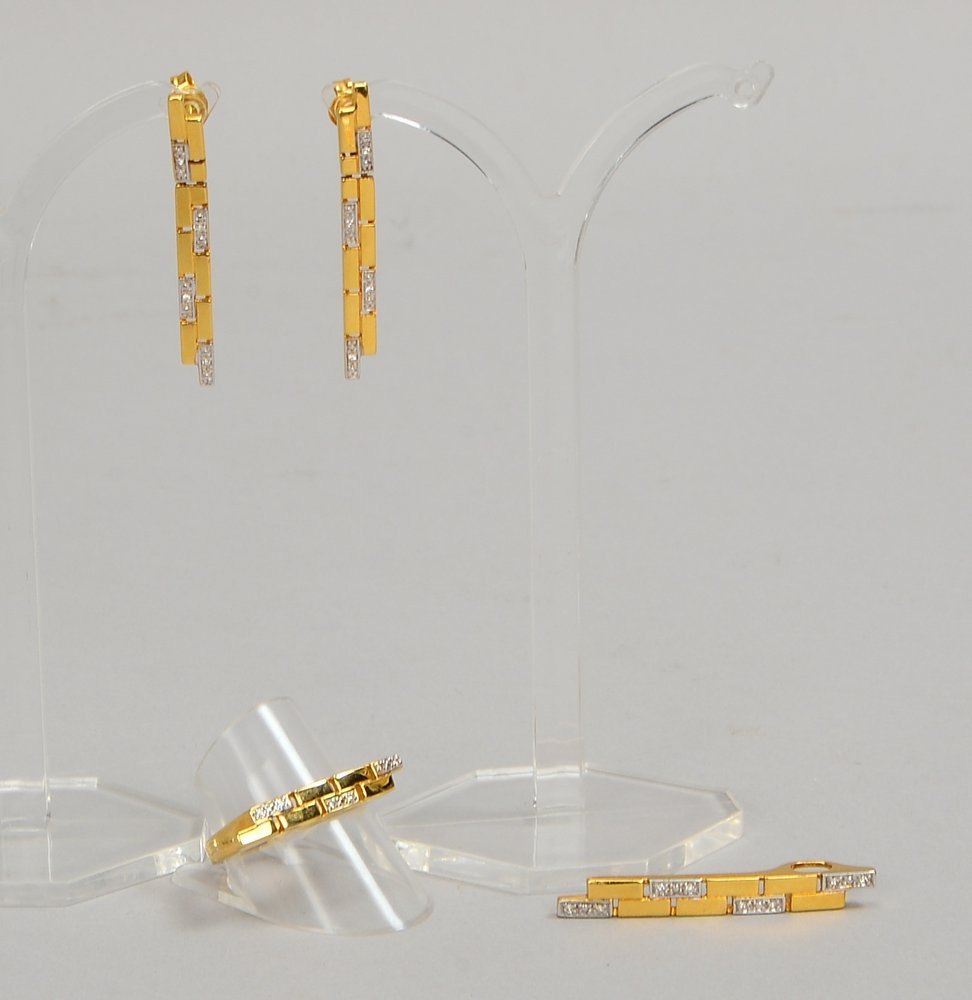 Anh., Ohrstecker und Ring, 750 GG/WG (gest.), 'Backstein'-Glieder mit Diam.; Gew. zus. 13 g