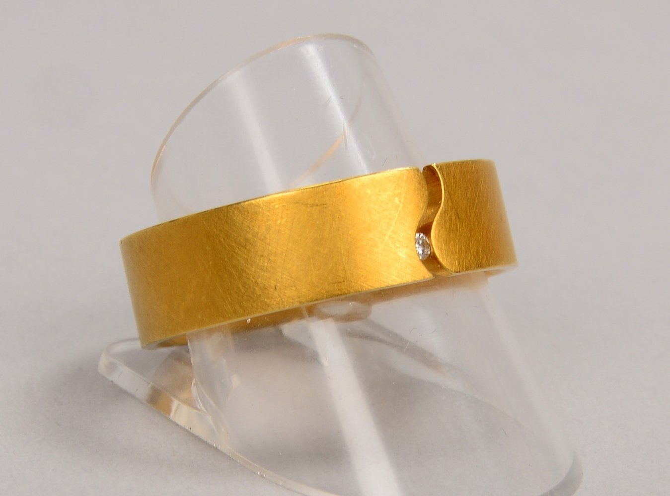 Niessing, Designer-Bandring, 750 GG (gest.), mit kl. Brill./ca. 0,02 ct, 'Tw-Vsi', außen matt.