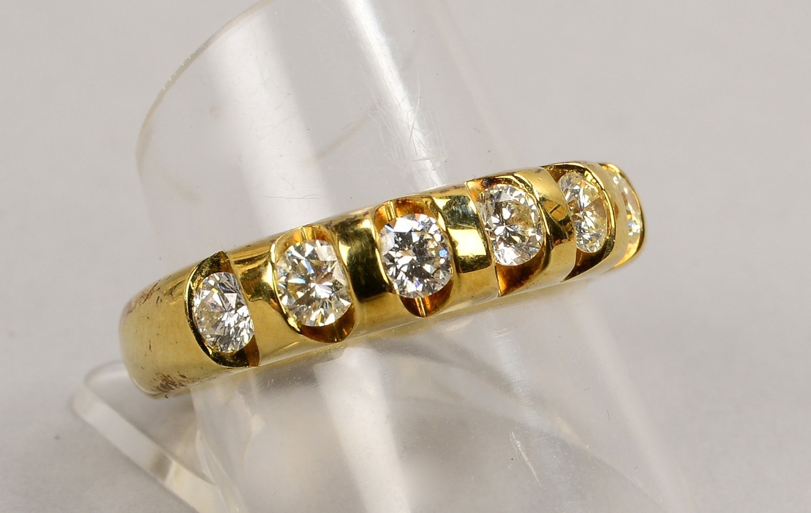 Ring, 585 GG (gest.), mit 6x kl. Brill./ca. 1,20 ct, 'Tw-Vvsi', Innenschiene mit Dat.; RG 60