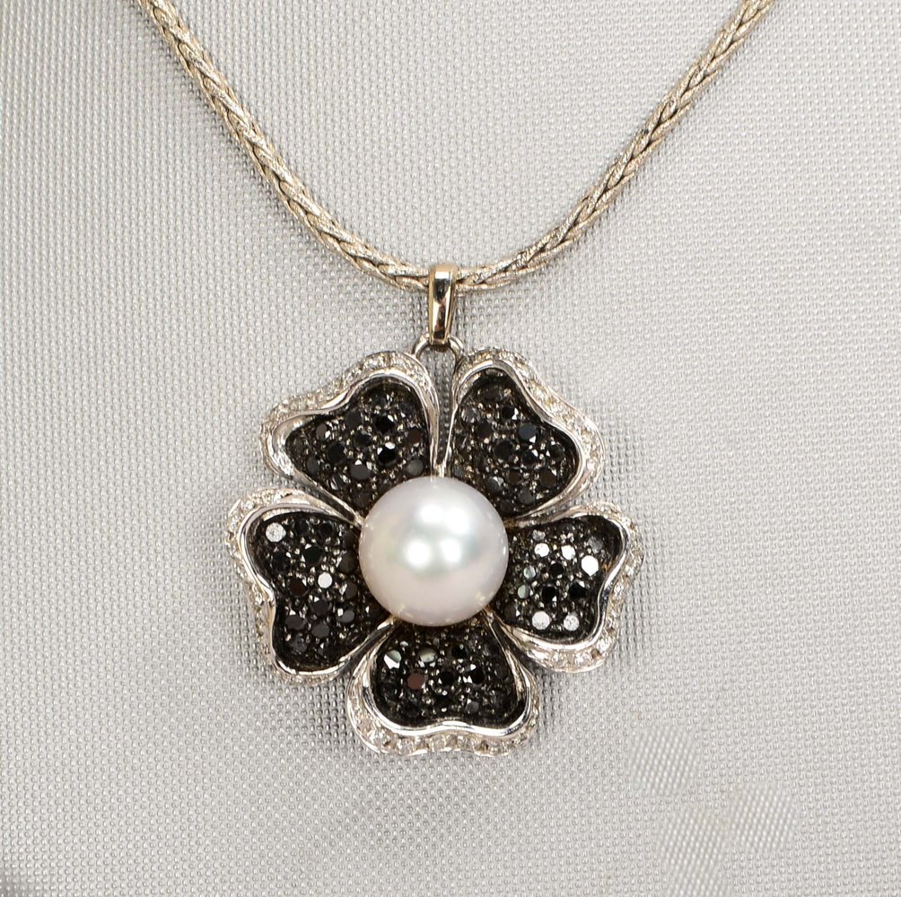 Collier mit figürl. Anh., 750 WG (gest.), 'Blüte, mit Südsee-Zuchtperle und Brill., 2-farbig