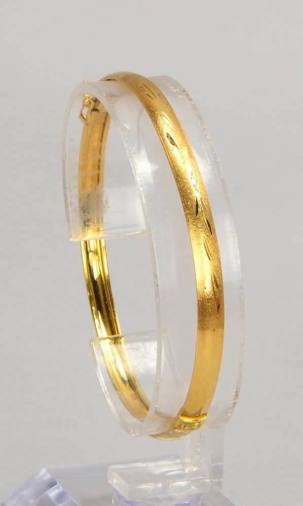 Armreif, 750 GG, fein ziseliert, mit Steckschließe; Ø 5,5 x 6 cm, Gew. 6 g