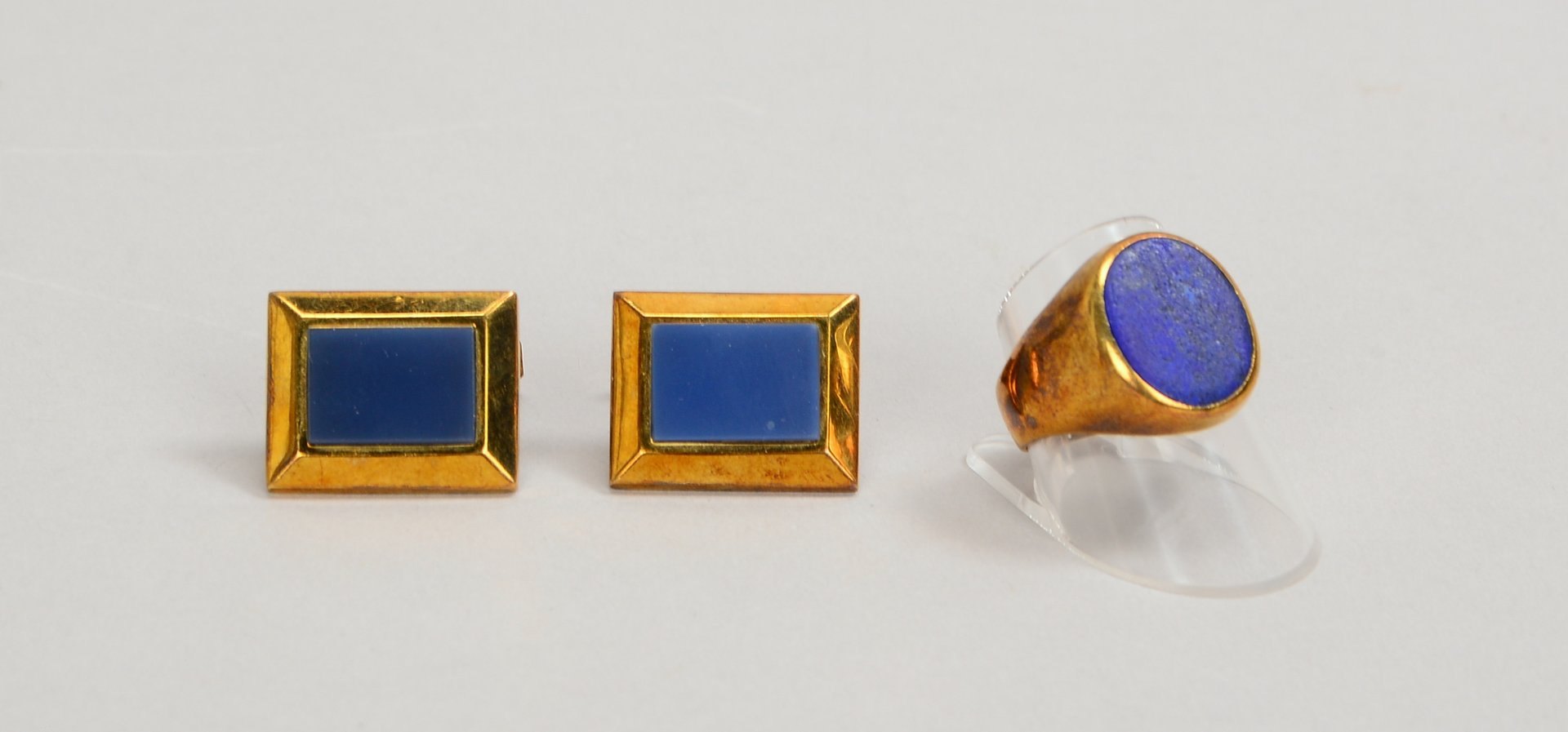 Herrenring, 585 GG, mit Lapislazuli, RG 58; und Manschettenkn., 585 GG, blauer Stein