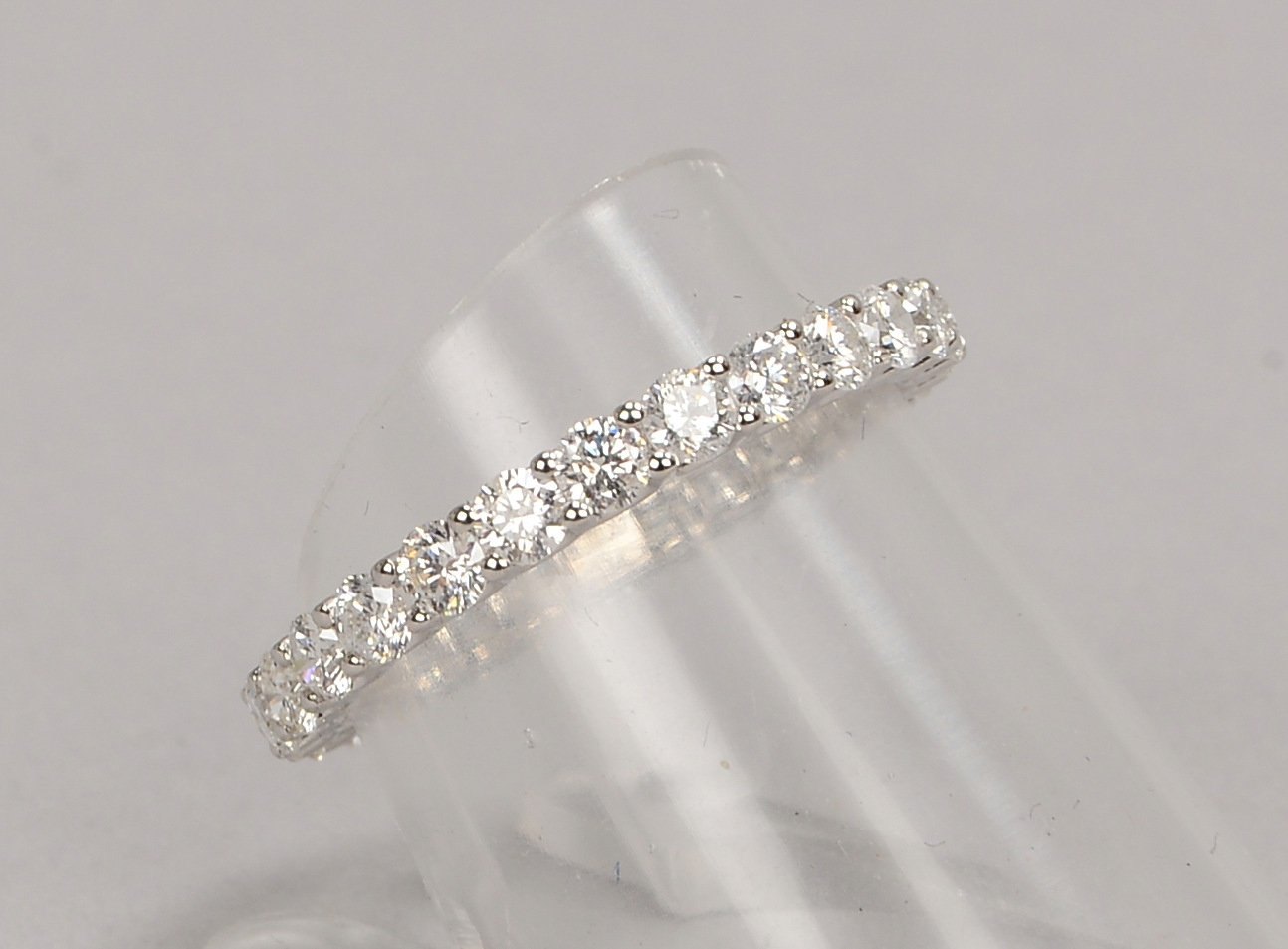 Ring, 750 GG (gest.), mit 26x Brillanten/zus. 1,59 ct, 'F-Vsi'; RG 55, Gew. 1,70 g