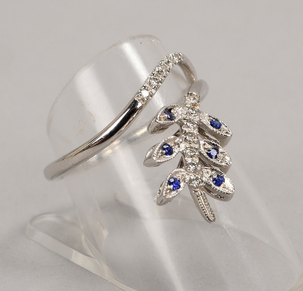 Ring, 750 WG (gest.), figürl. Ringkopf in Blattform, mit 6x Saphiren und 12x Diam.