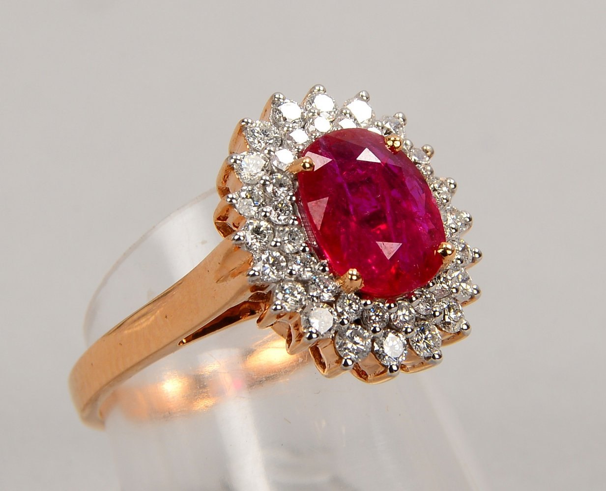 Ring, 750 RG (gest.), mit natürl. Rubin/ca. 1,79 ct, und 40x Brill./zus. ca. 0,68 ct; RG 55