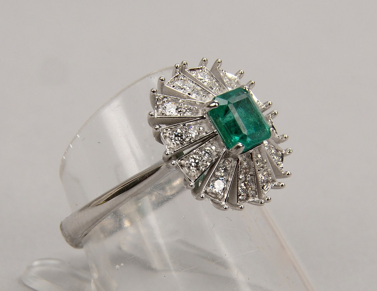 Ring, 750 WG (gest.), mit Smaragd/ca. 0,97 ct, und 24x Brill./zus. ca. 0,32 ct; RG 57