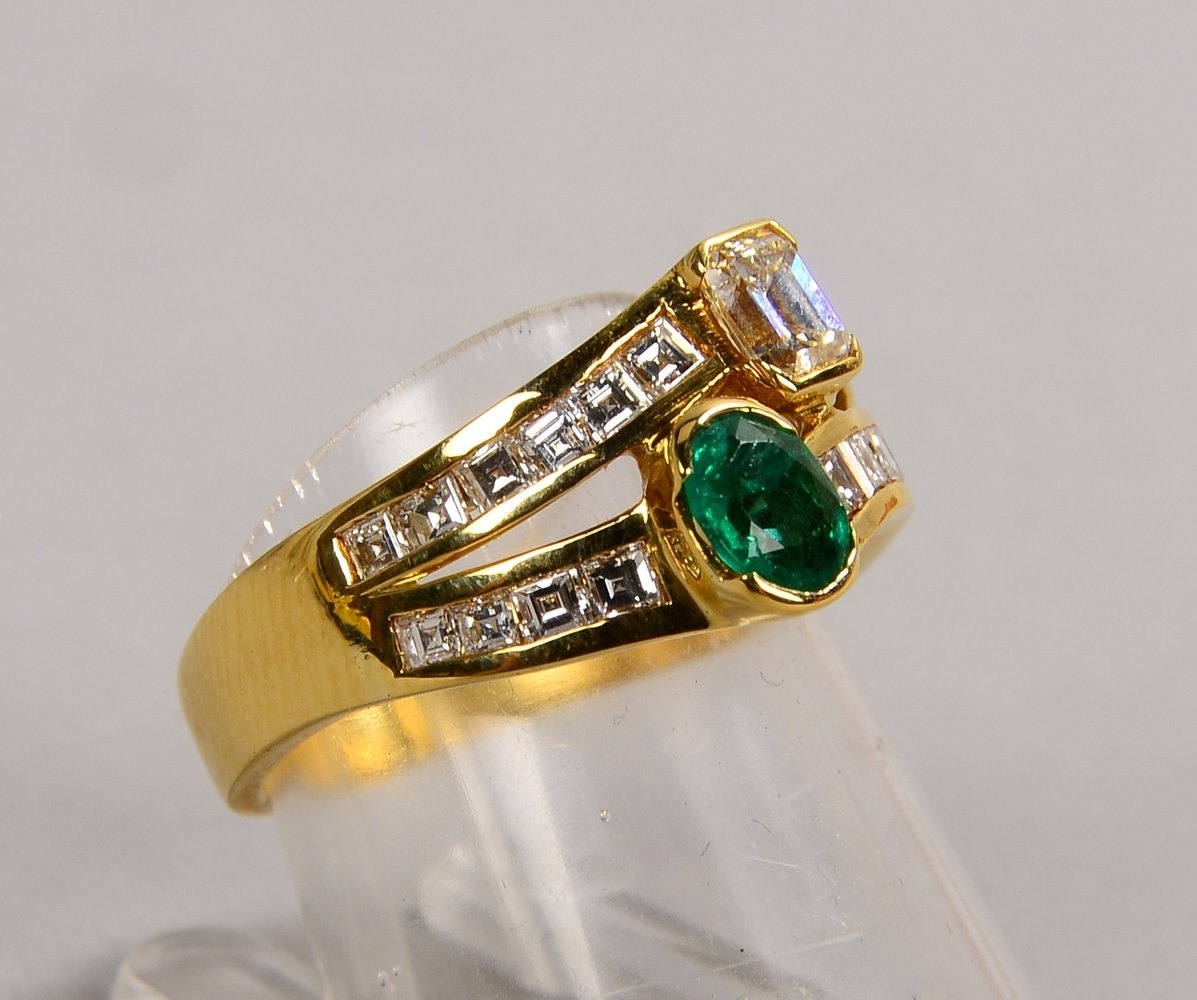 Ring, 750 GG (gest.), mit Smaragd/ca. 0,25 ct, und 21x Diam.; RG 53, Gew. 7,90 g