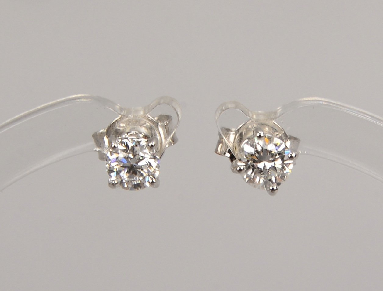 Paar Ohrstecker, 750 WG (gest.), mit je einzelnem Brill./zus. ca. 0,60 ct, 'F-Vsi'; Gew. 1,16 g