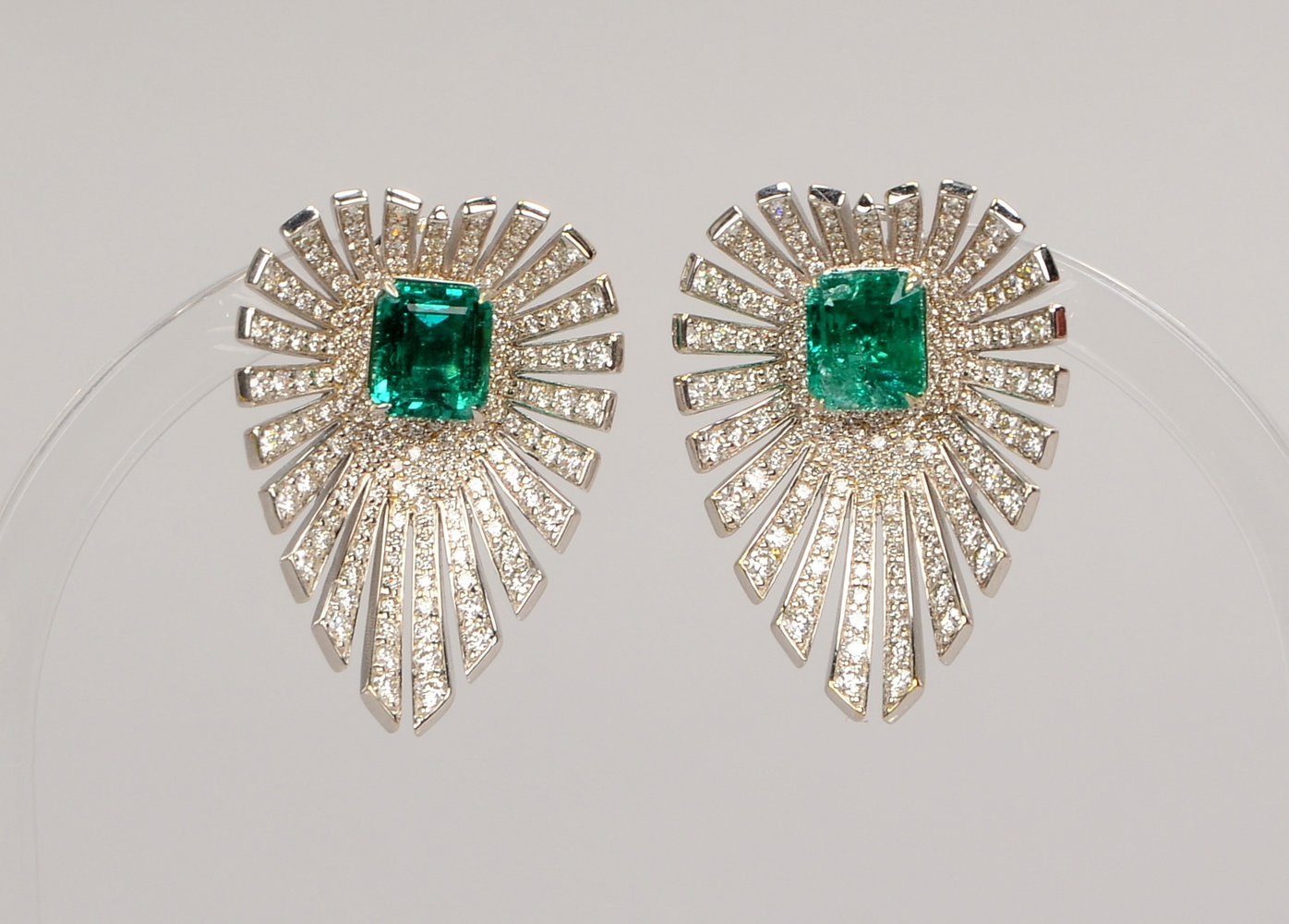 Paar Ohrstecker, 750 WG (gest.), mit Smaragd/zus. ca. 3,25 ct, und Brill./zus. ca. 2,28 ct