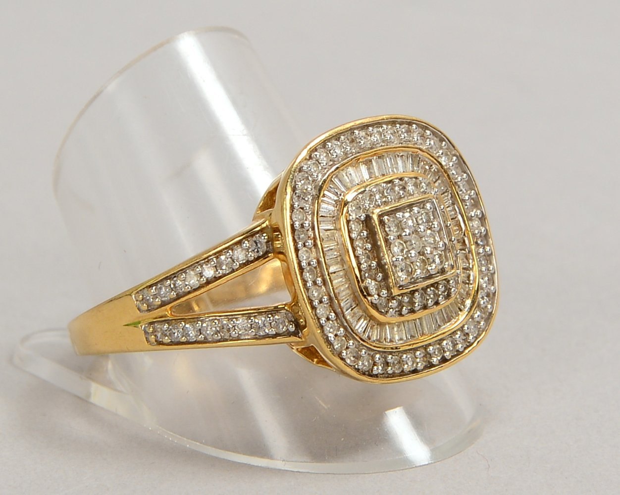 Ring, 585 GG (gest.), vielf. Diamantbes./ca. 0,75 ct; RG 71, Gew. 7,60 g