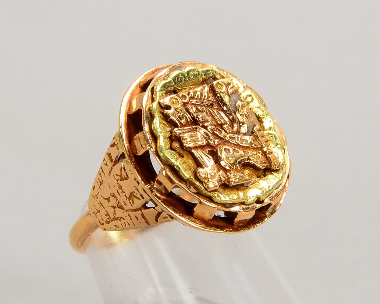 Ring, 750 GG/RG (18 kt gest.), runder RK mit figürl. Motiv ('Aztekensymbol'); RG 52
