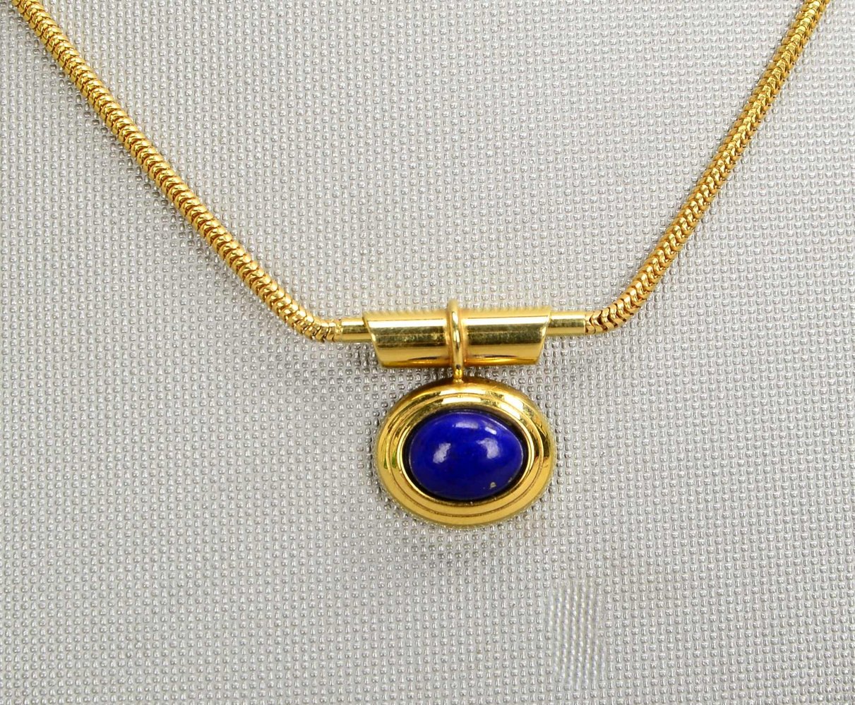 Halskette, 585 GG (gest.), Anh. mit Lapislazuli-Cabochon; Gew. Kette 4,50 g, Anh. 1,4 g
