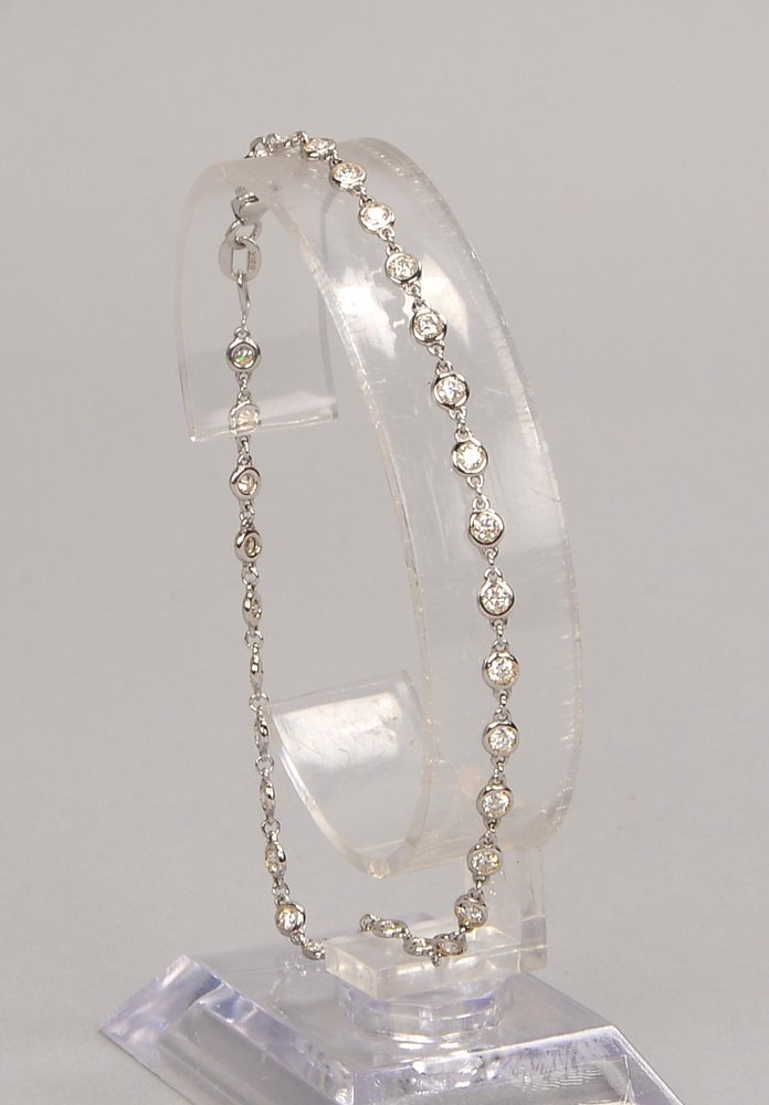 Tennisarmband, 750 WG (gest.), mit 31x Brill./zus. ca. 1,30 ct; Länge 21 cm, Gew. 3,80 g