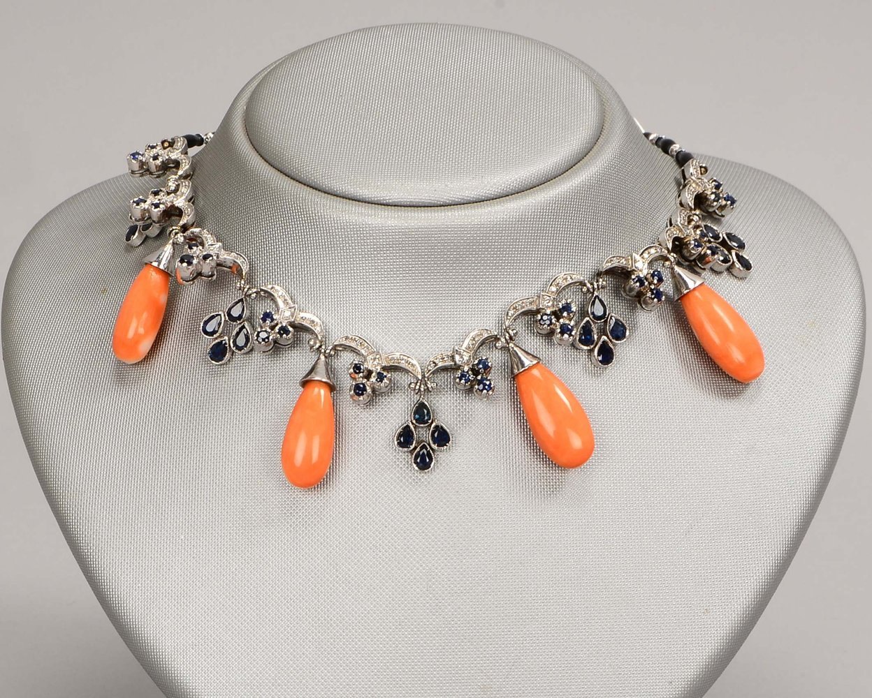 Collier, 585 WG (gest.), teils emaill., 50x Saphire, 70x Diam., und 4x gr. Korallen-Pampeln