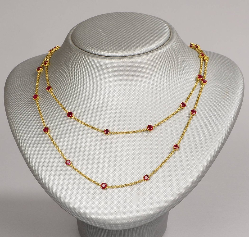 Sautoirkette, 750 GG (gest.), mit 33x Rubinen/ca. 11,80 ct; Länge 104 cm, Gew. 20 g