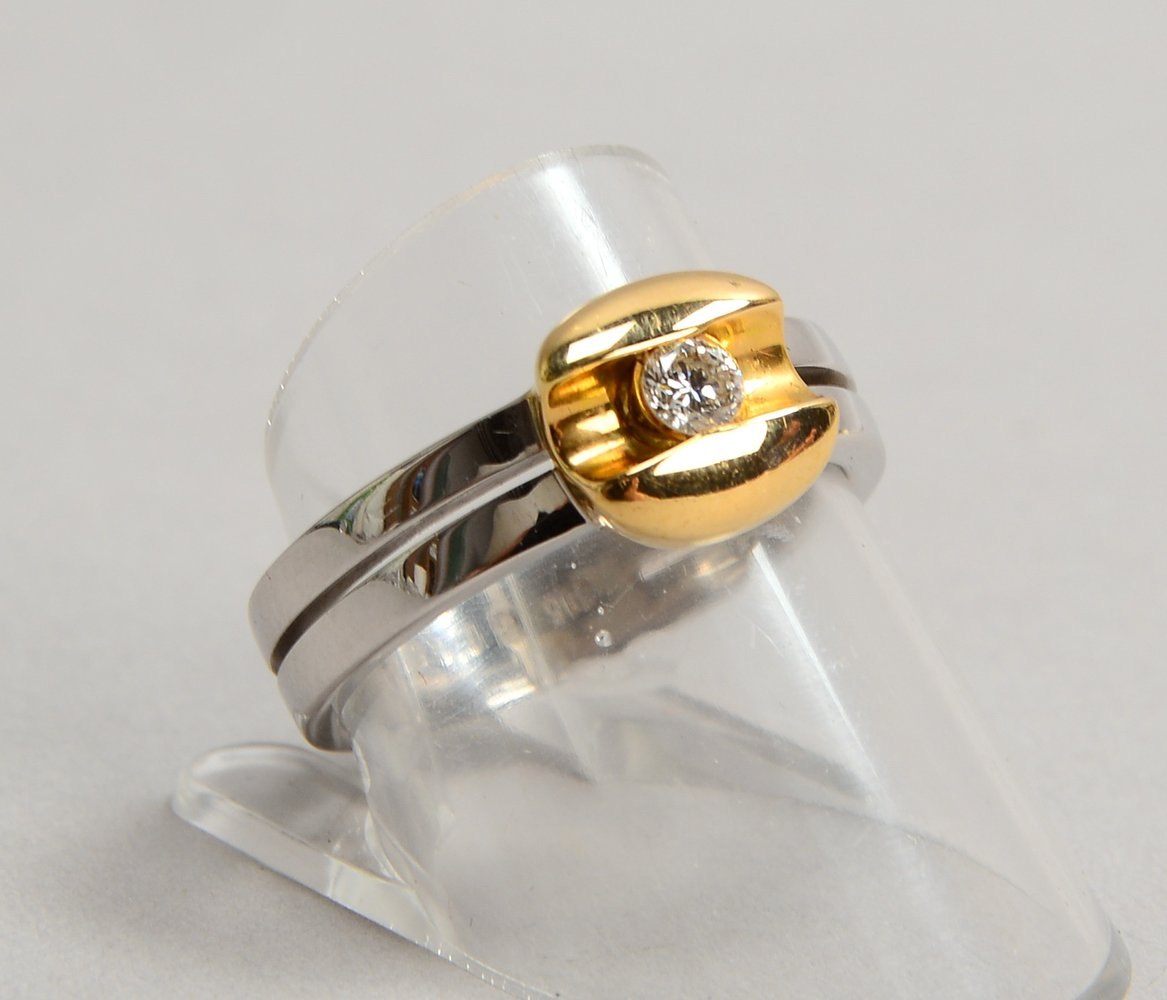 Ring, 585 GG/WG (gest.), mit kl. Brillant von ca. 0,15 ct; RG 58, Gew. 6,80 g