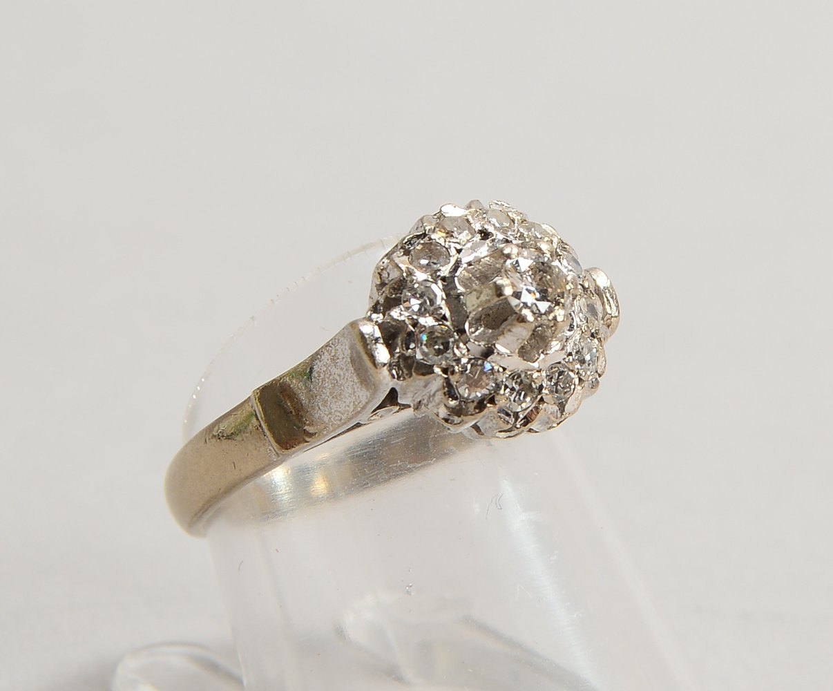 Ring, 750 WG (gest.), Brill. mit Diamant-Entour./zus. ca. 0,45 ct, 'G-H', 'Si-P1'; Gew. 6,10 g