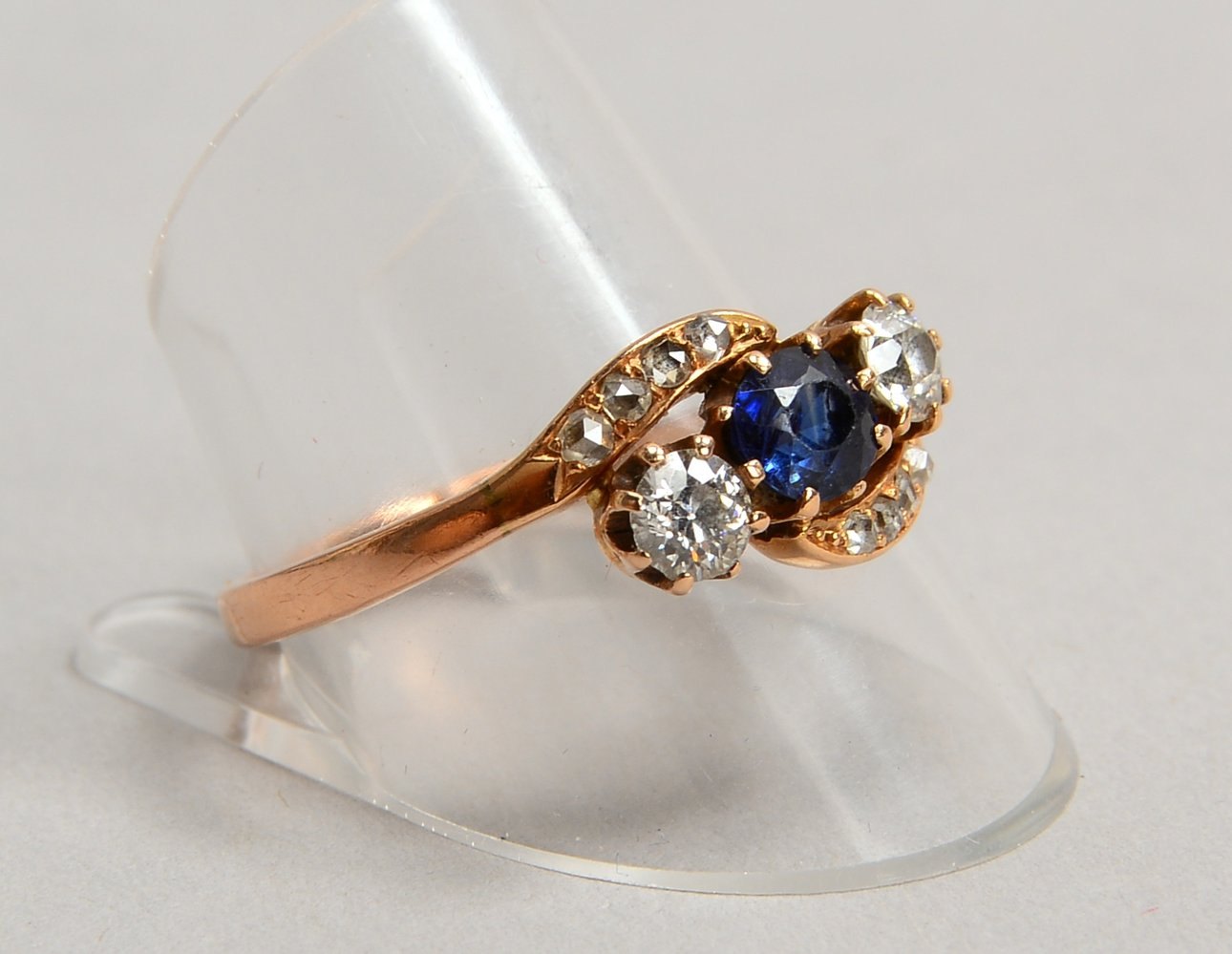 Ring, 585 RG (gest.), mit natürl. Saphir von ca. 0,63 ct und Diam., 'I-J', 'Vvs-vs'