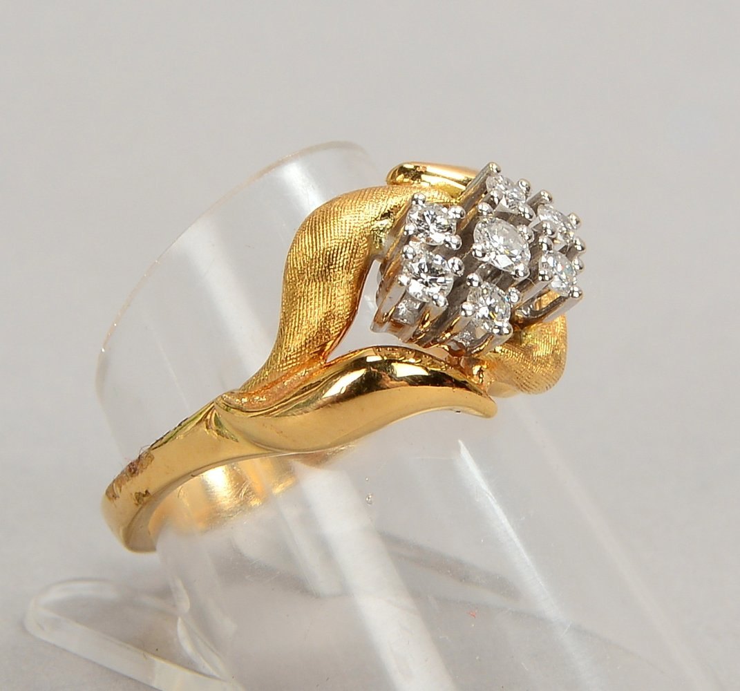 Ring, 585 GG (gest.), mit 7x kl. Brillanten/zus. ca. 0,40 ct; RG 57, Gew. 7 g