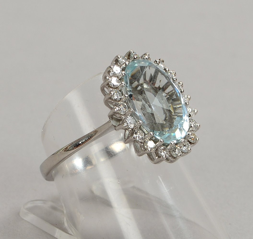 Ring, 585 WG (gest.), mit Aquamarin von ca. 3,80 ct und 20x Brill./zus. 0,60 ct; Gew. 4,30 g