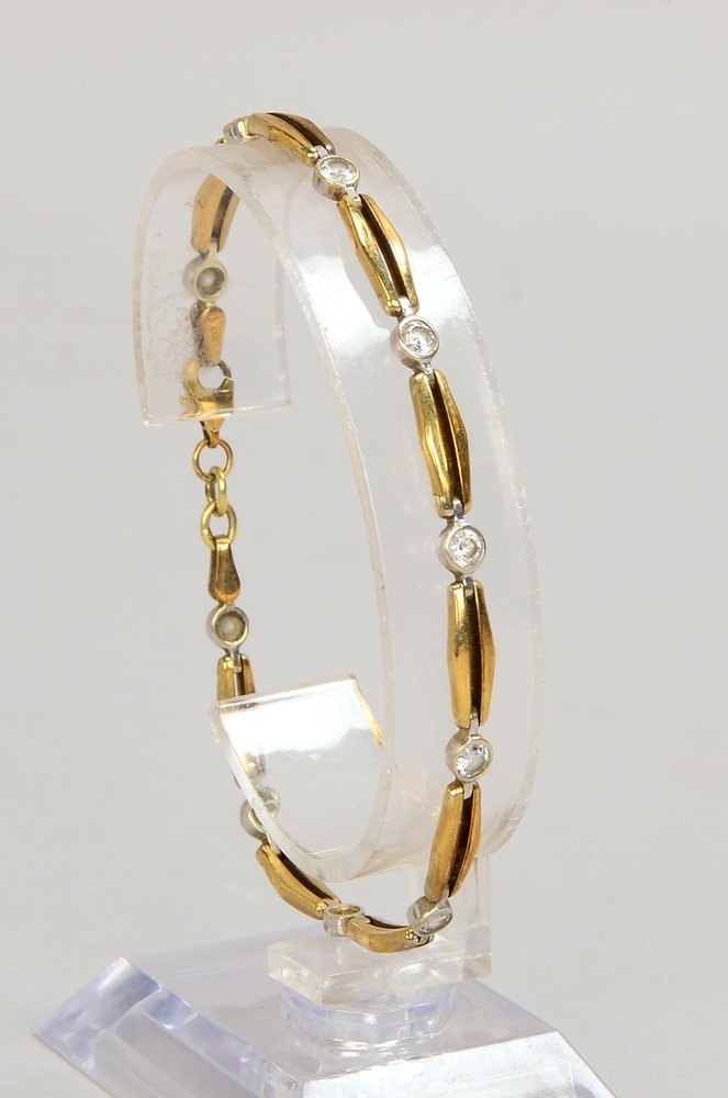 Armband, 333 GG/WG (gest.), mit 10x Zirkonen, Karabinerschließe; Gew. 5,50 g