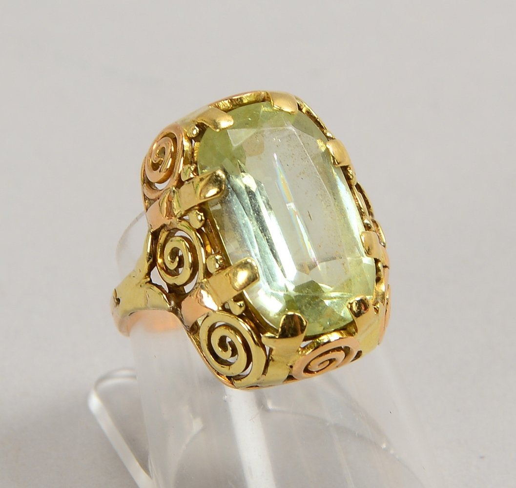 Ring, 585 GG (gest.), mit einzelnem Citrin(?) im Scherenschliff; RG 53, Gew. 6,20 g