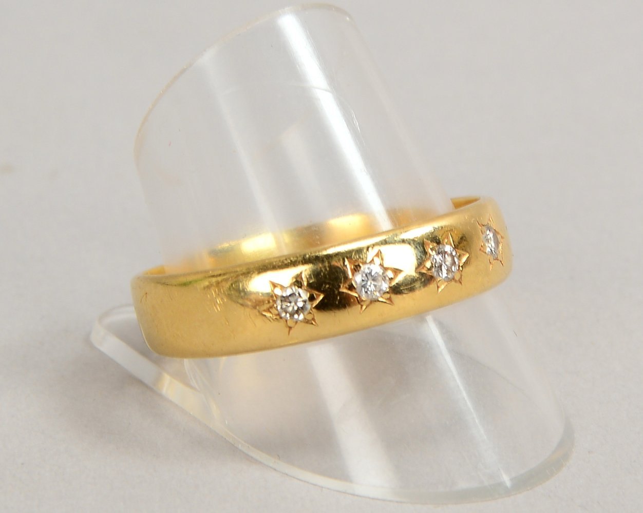 Ring, 585 GG (gepr.), besetzt mit 4x kleinen Brillanten; RG 66/67, Gew. 4,20 g