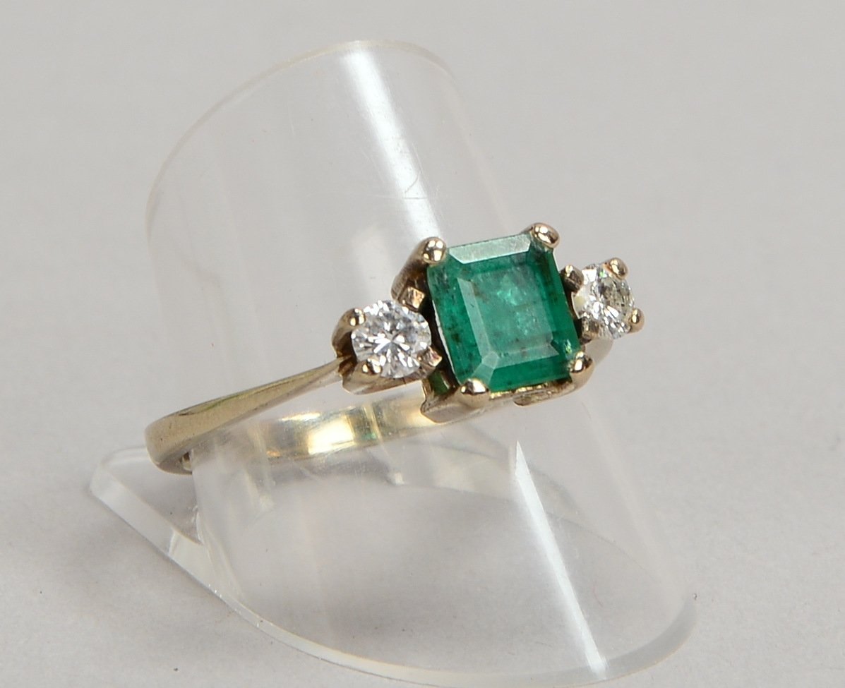 Ring, 590 WG (gest.), mit einzelnem Smaragd und 2x kl. Brillanten; RG 62, Gew. 3,50 g