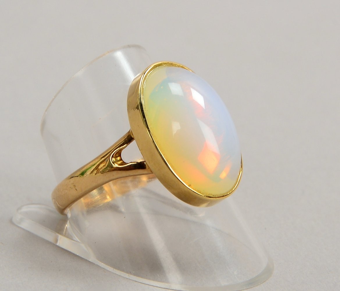 Ring, 585 GG (gest.), besetzt mit Mondstein-Cabochon; RG 62, Gew. 6,40 g