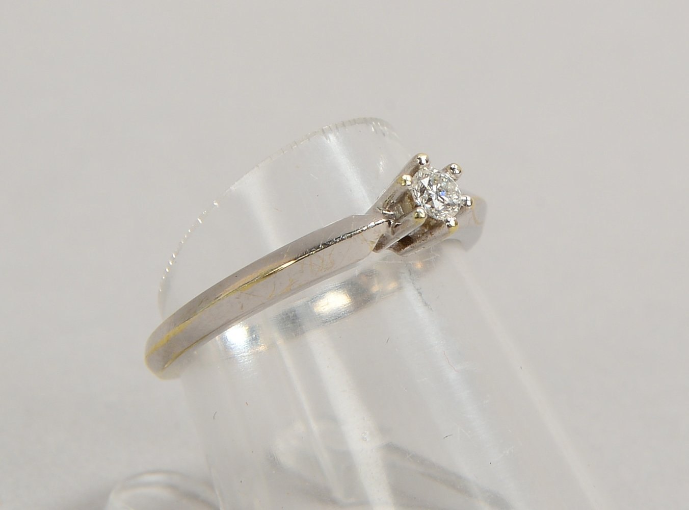Christ-Ring, 585 WG (gest.), mit kl. Brill. von ca. 0,10 ct, 'W-si'; RG 52, Gew. 2,80 g