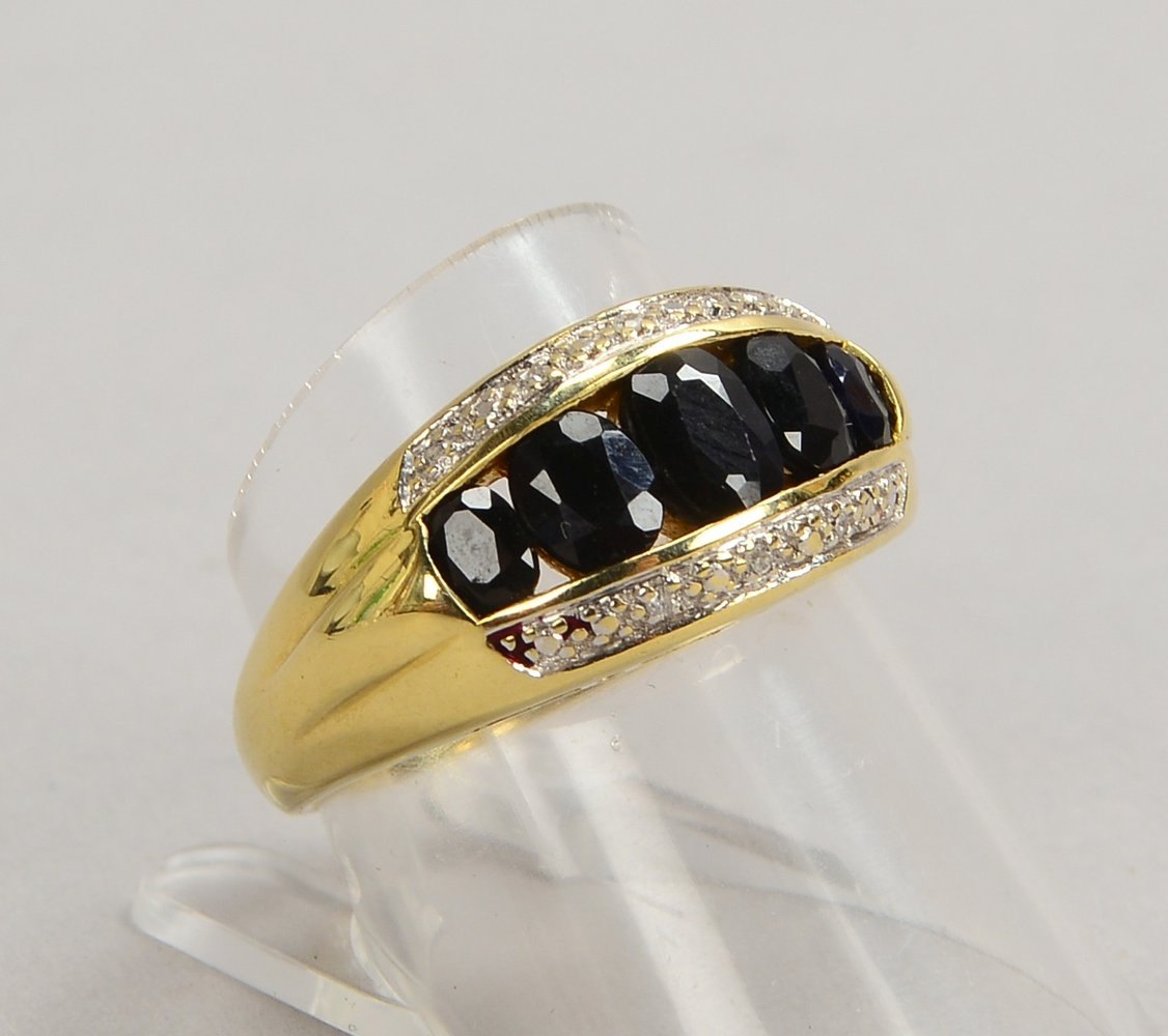 Ring, 585 GG, mit 5x Saphiren und 6x kl. Diam.; RG 57, Gew. 5,20 g