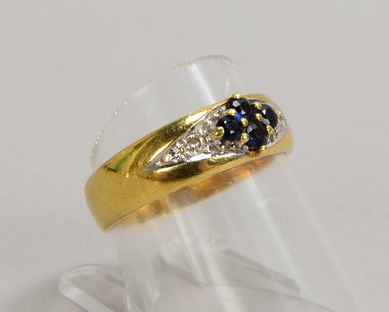 Ring, 585 GG/WG (gest.), mit 4-fachem Saphirbesatz und 4x kl. Brill.; RG 54, Gew. 3,60 g