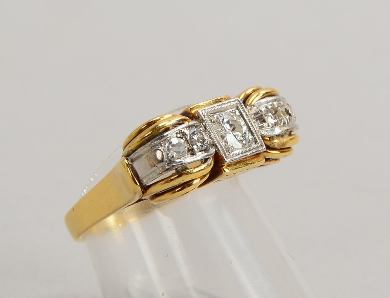 Ring, 585 GG/WG (gest.), mit 5x Diam./zus. ca. 0,50 ct, Farbe 'H-J', 'Si-P1'; Gew. 5,70 g